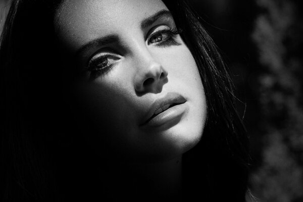 Black and white photo of singer lana del Rey