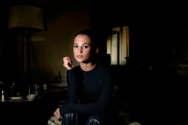 Alicia Vikander zdjęcia w ciemnych kolorach