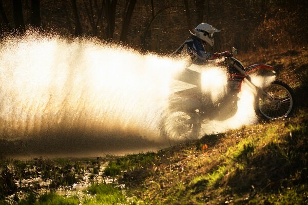 Corse di moto sportive in campo