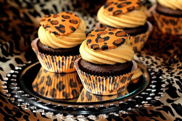 Cupcakes su un vassoio con decorazioni leopardate