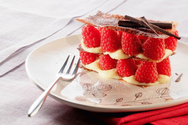 Köstliches Dessert mit Himbeeren auf einem Teller