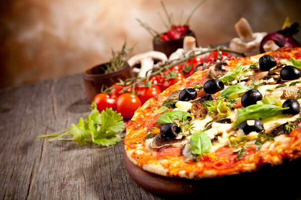 Pizza aux tomates, olives et fromage