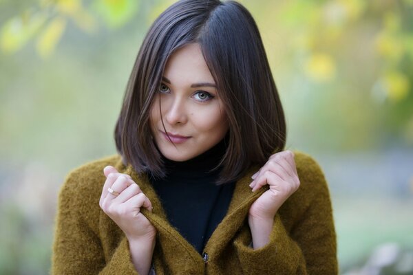 Hermosa chica en el parque de otoño