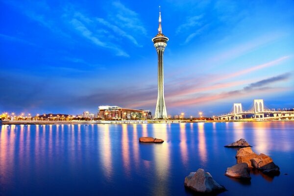 Eine Stadt in China am Fluss mit einem Turm