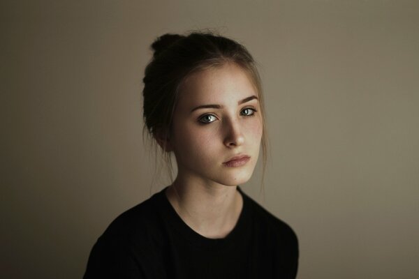 Autoportrait d une jolie fille avec des taches de rousseur