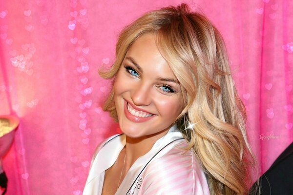 Candice aux yeux bleus souriant