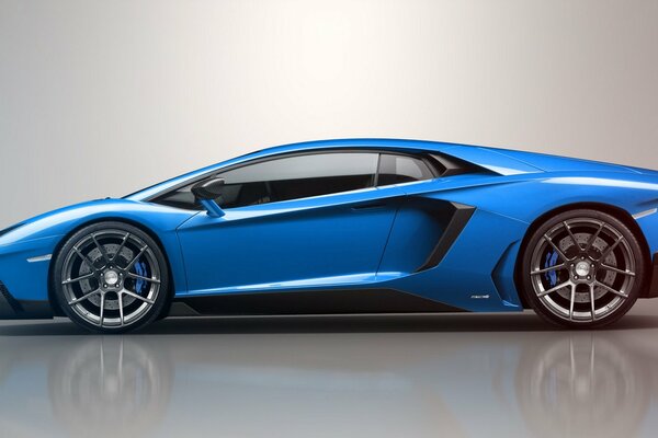 Leuchtend blauer Lamborghini mit Spiegelreflexion