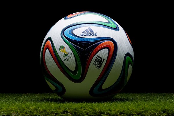 La pelota de Adidas en el césped