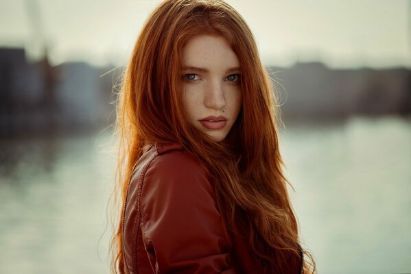 Chica con el pelo rojo y pecas