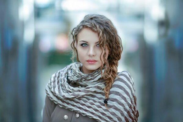 Portrait d une belle fille en automne