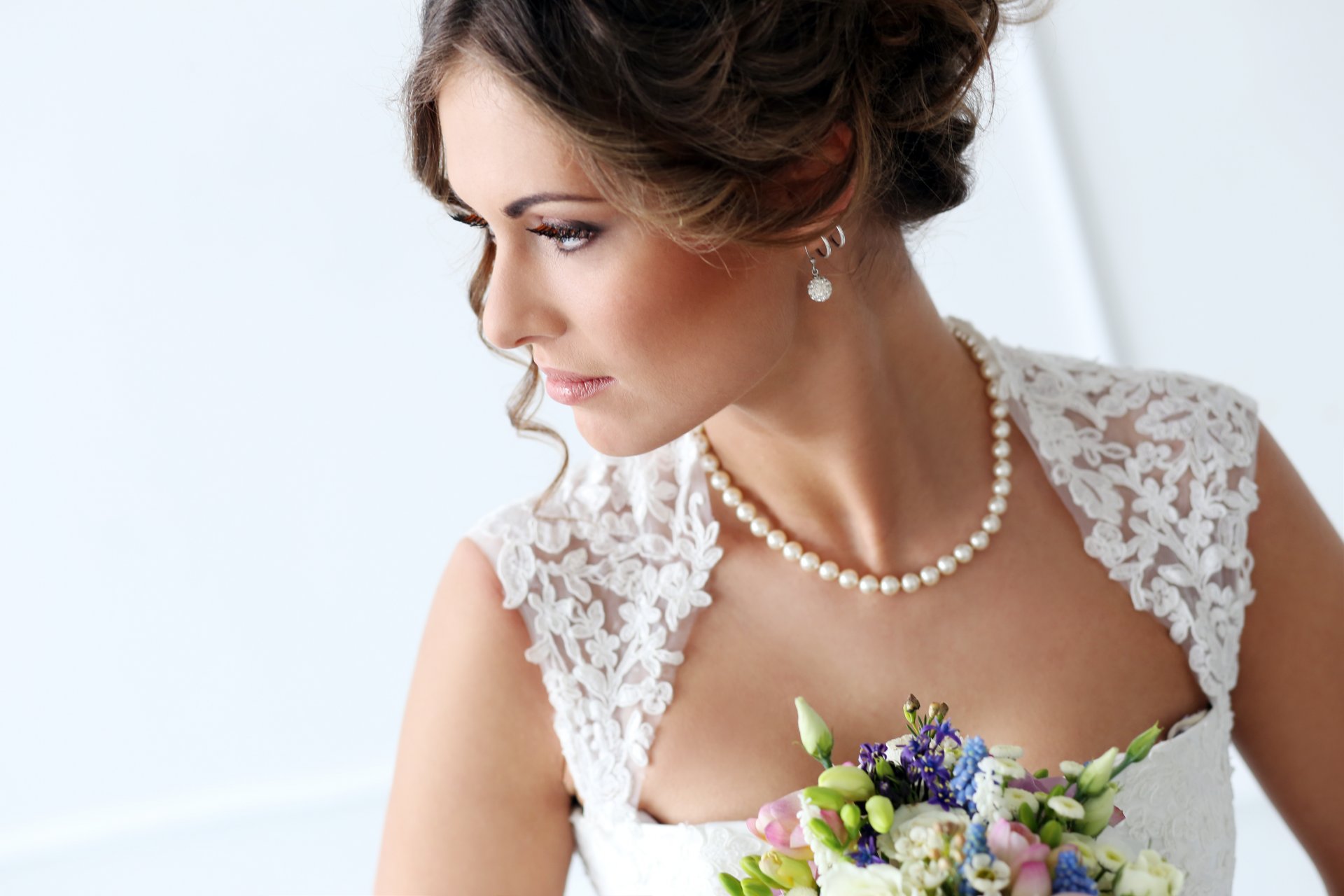 femelle femme visage yeux mariée bouquet fleurs