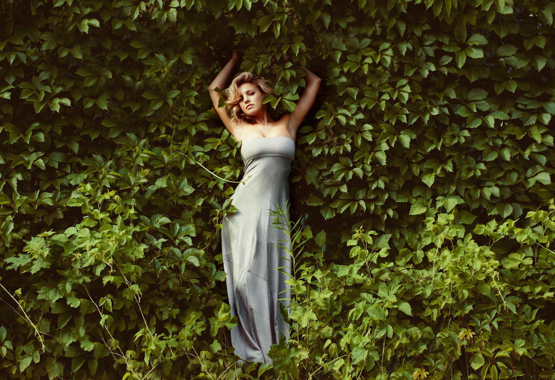 chica naturaleza plantas pose vestido