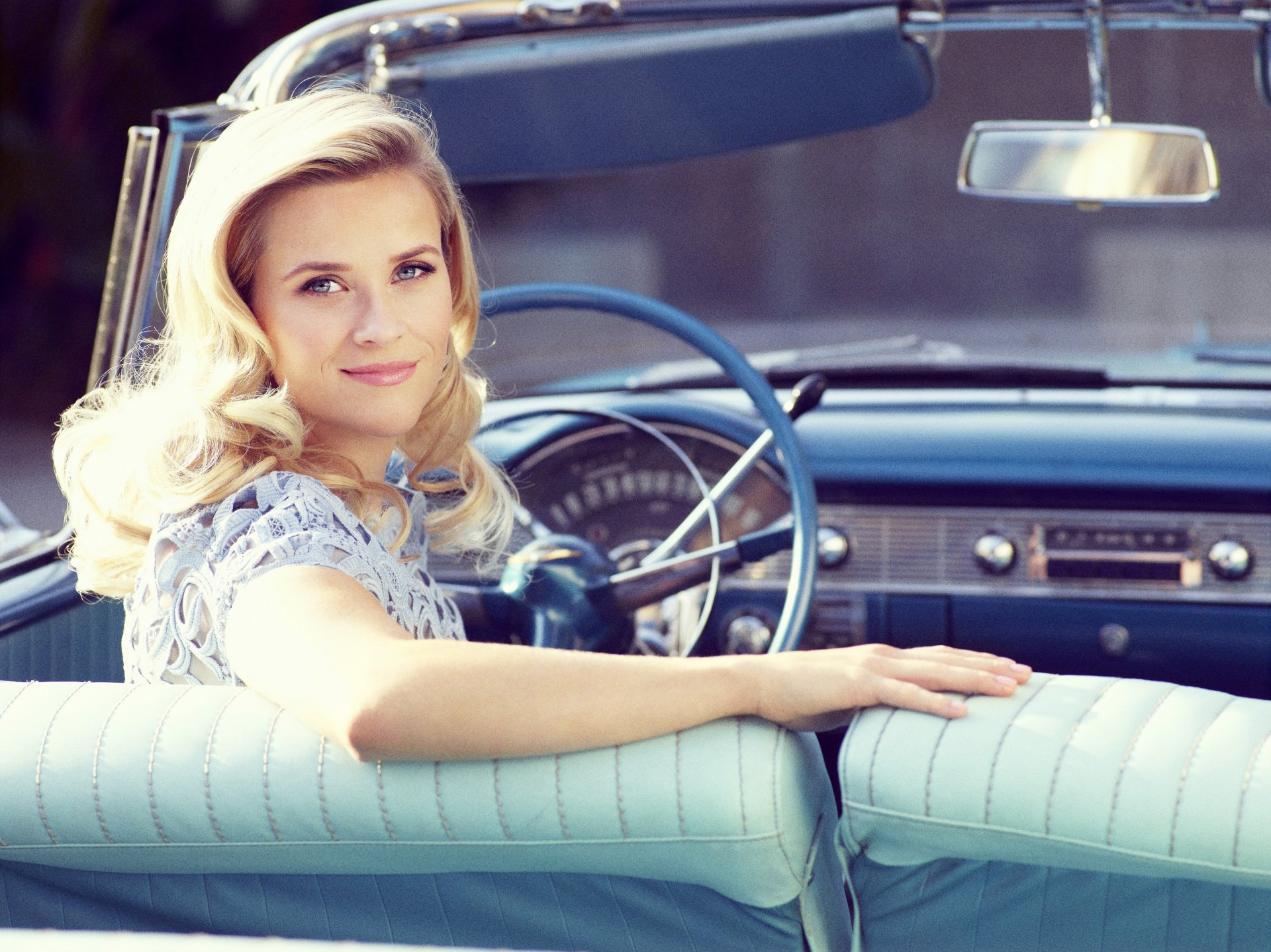 reese witherspoon actriz rubia auto convertible