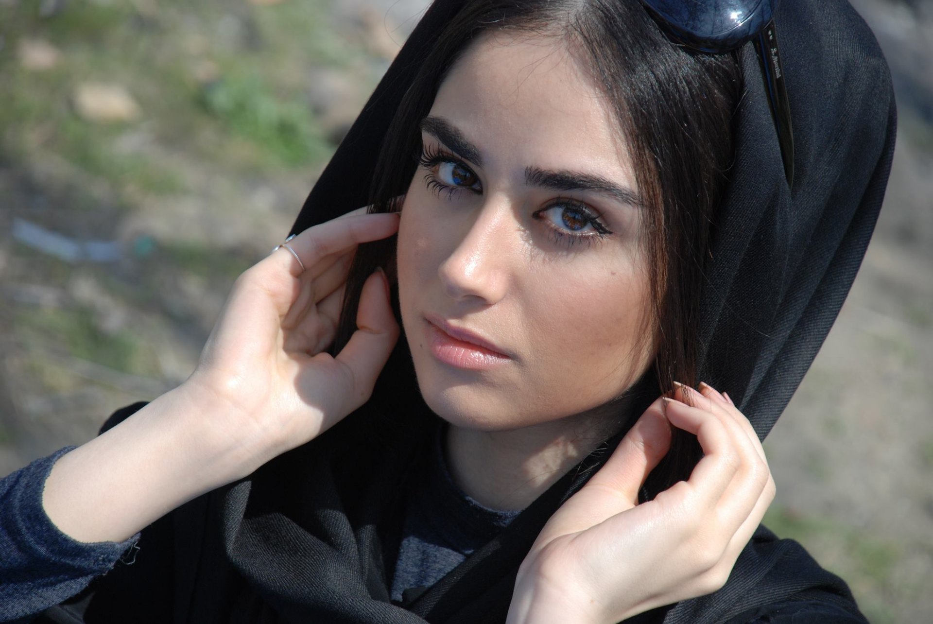 hania gholami attrice iran capelli occhio adolescente viso fatto a mano anello occhiali da sole splendido sguardo famale vestito hijab dita sopracciglio trucco ragazza