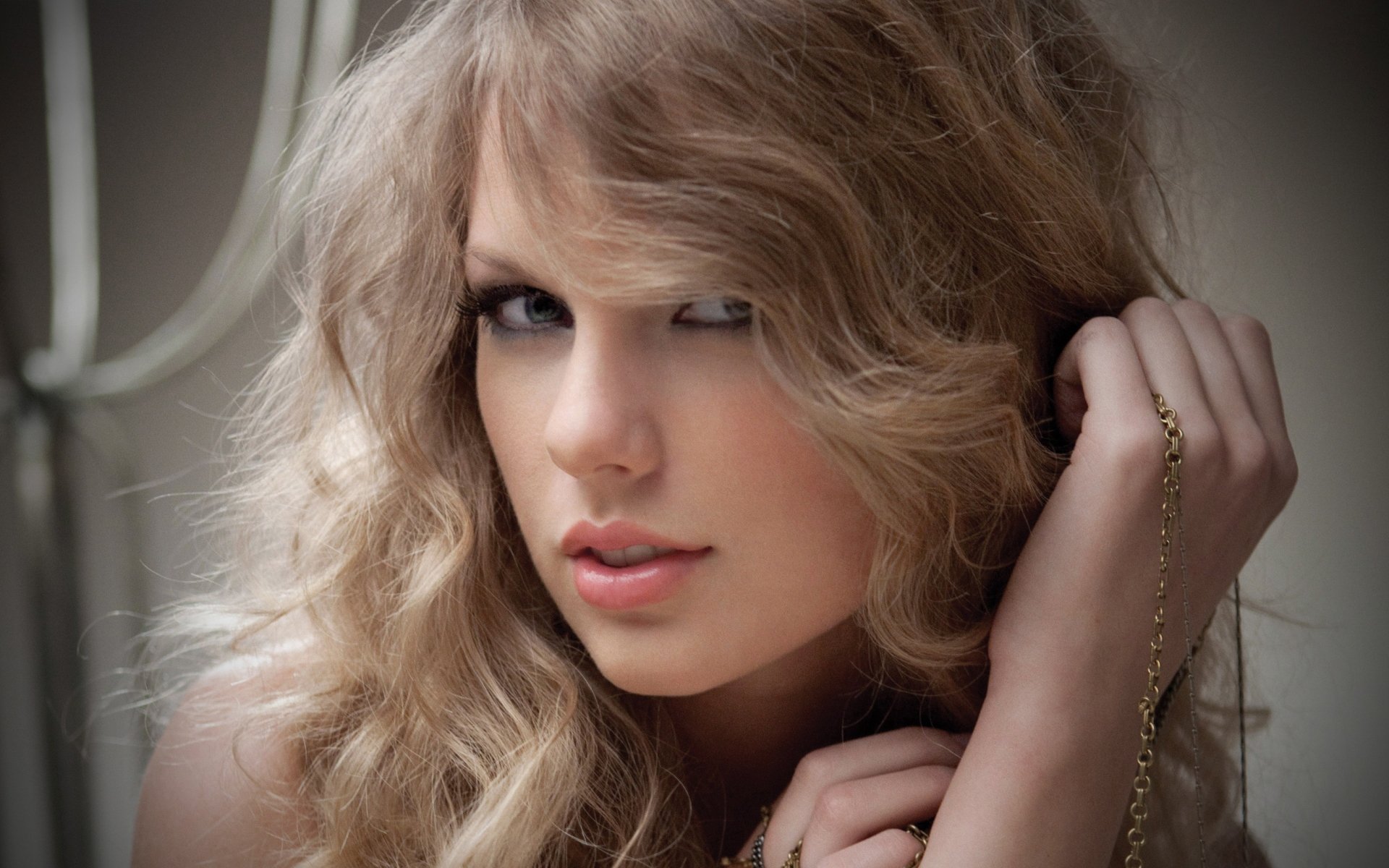 taylor swift rubia cantante mirada cara