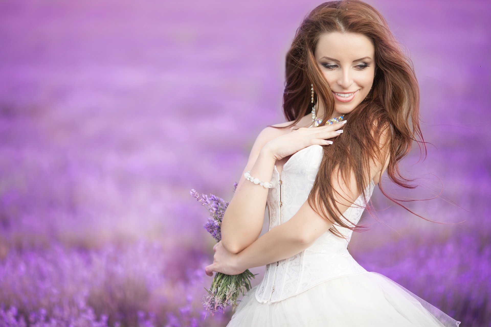 nature champ de lavande fille mariée sourire regard manucure bouquet