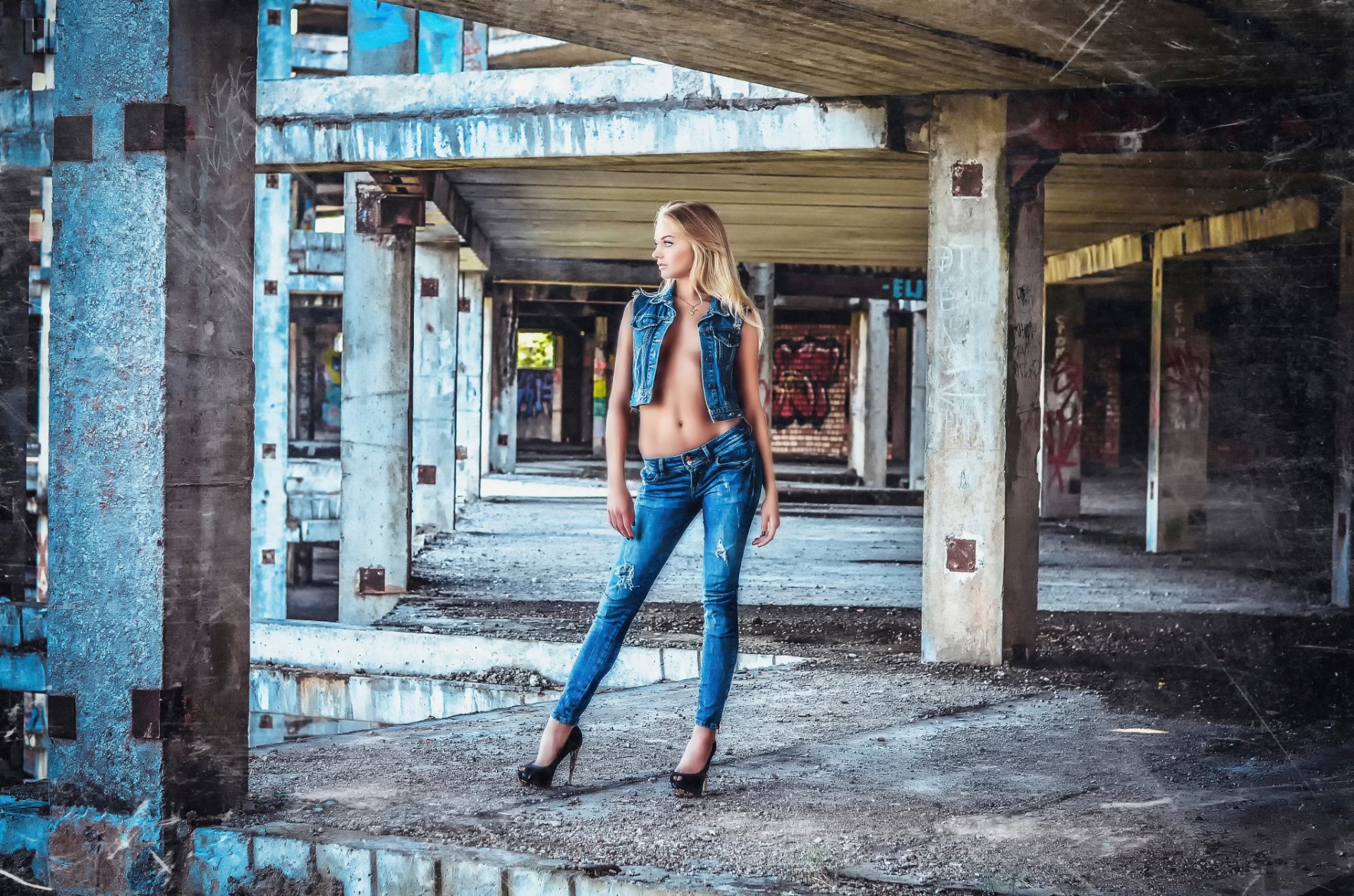 blau jeans figur gebäude baustelle fotoshooting