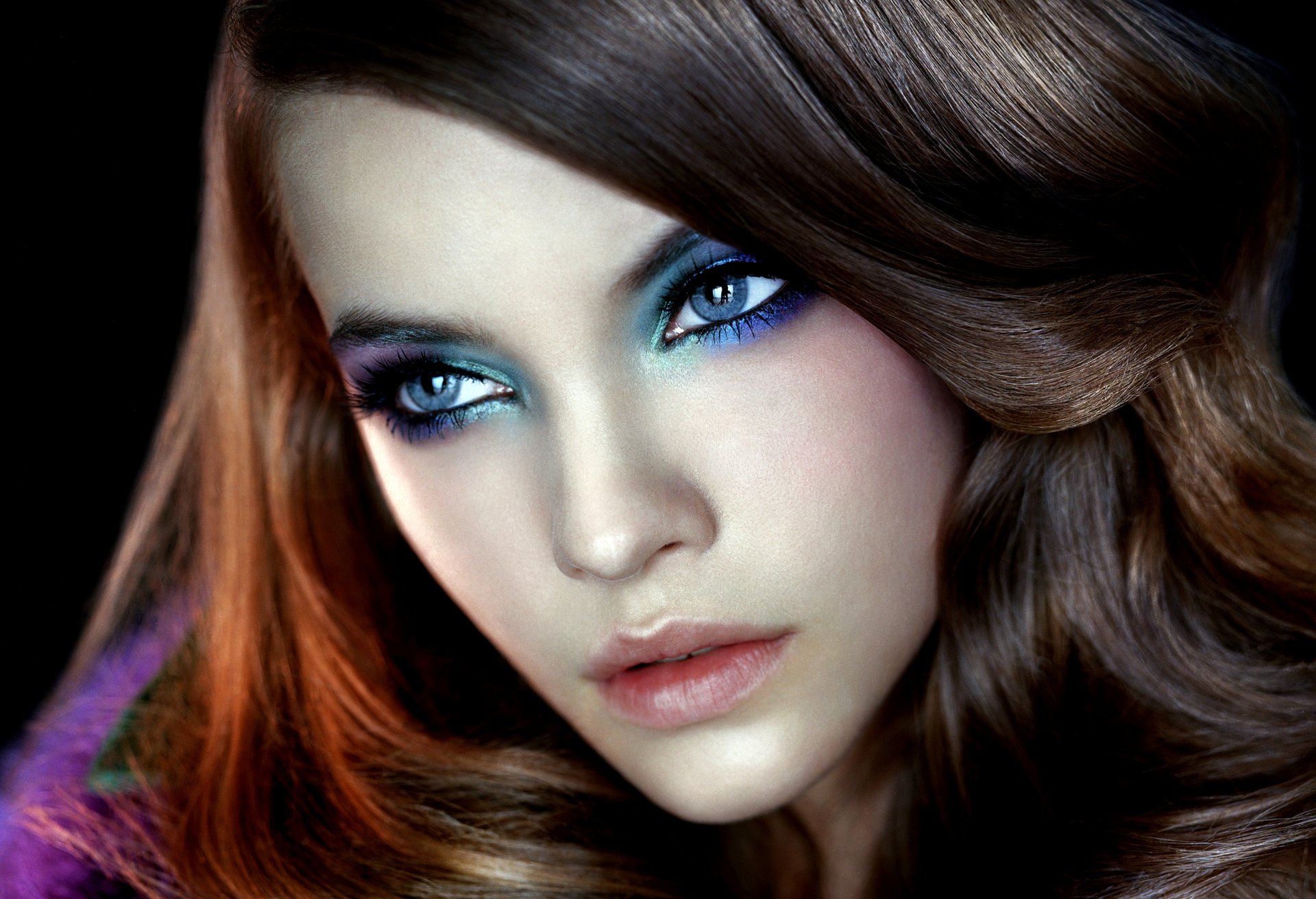 palvin barbara palvin modèle fille brune visage yeux bleu maquillage