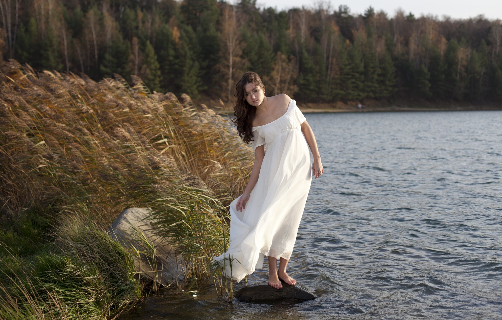 chica pelo oscuro vestido viento río bosque