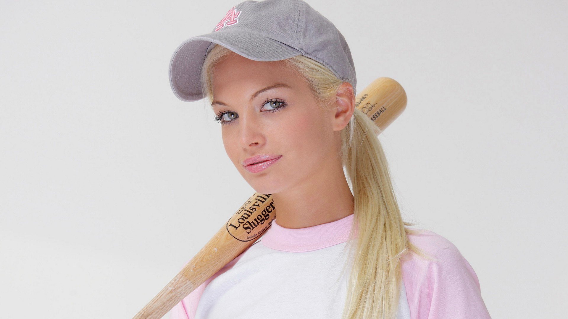 franziska facella deporte bate béisbol gorra gorra de béisbol rubia mirada labios camiseta