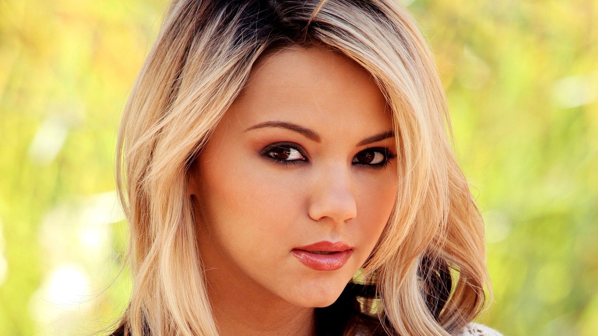 ashlynn brooke modèle blonde visage vue