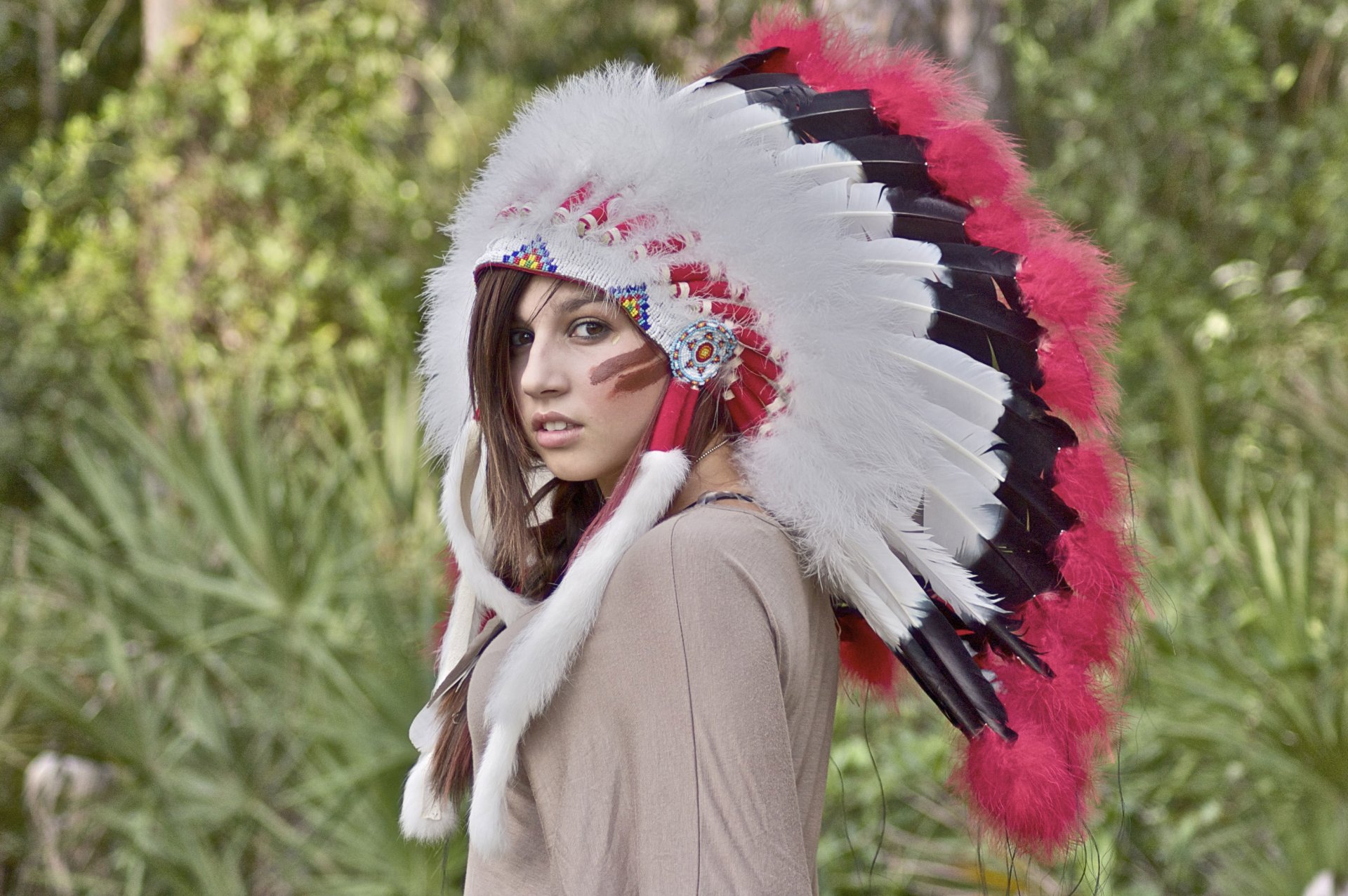 chica mirada plumas tocado desenfoque