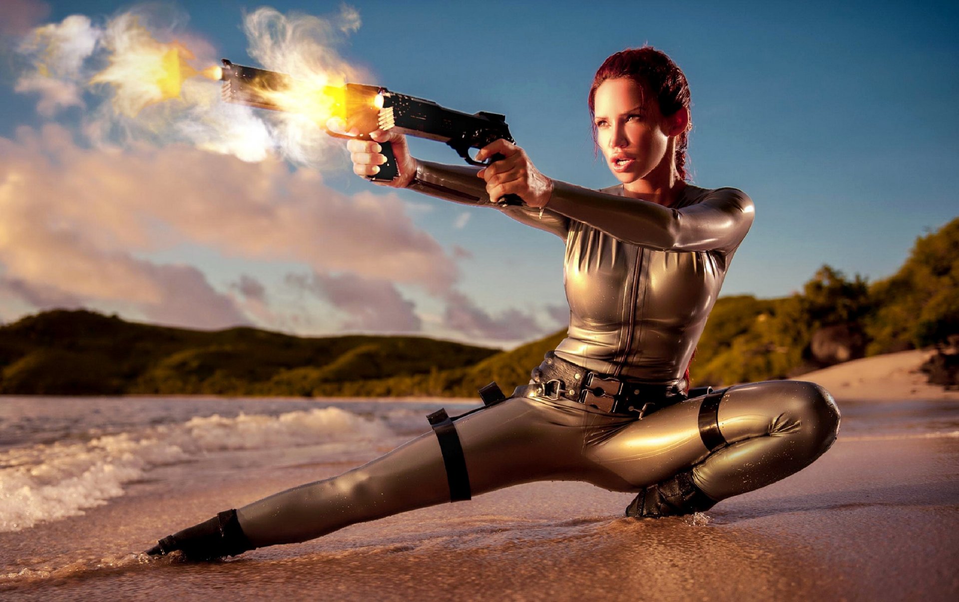 bianca beauchamp rotschopf fantasie model kanadier bianca beauchamp rotschopf baby cosplay lara croft tomb raider strand sand wasser nass latex pistolen blick spannung schießen waffen feuer ufer himmel nachahmung