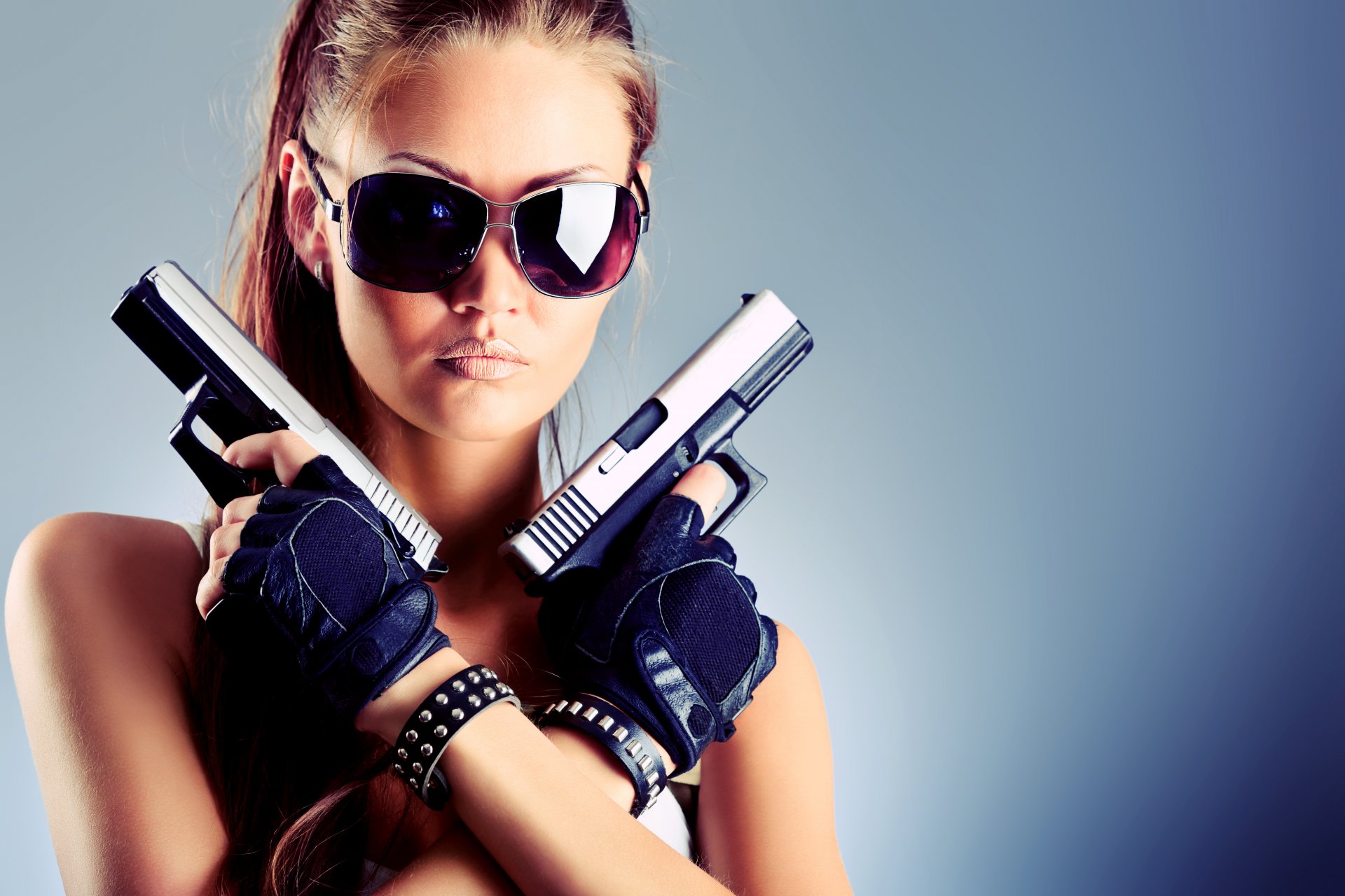 fille visage lunettes armes pistolets gants fond