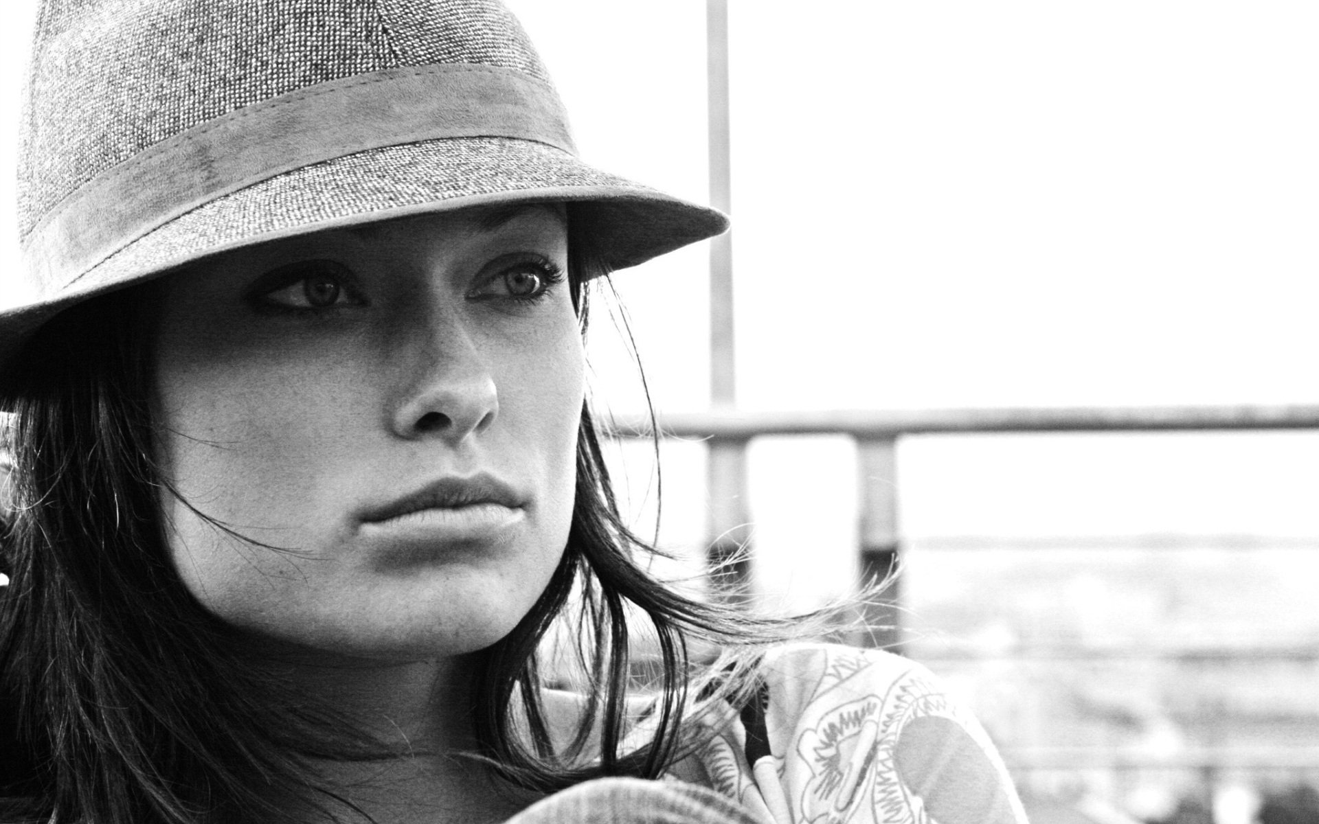 olivia wilde chica belleza actriz cara sombrero blanco negro fondo