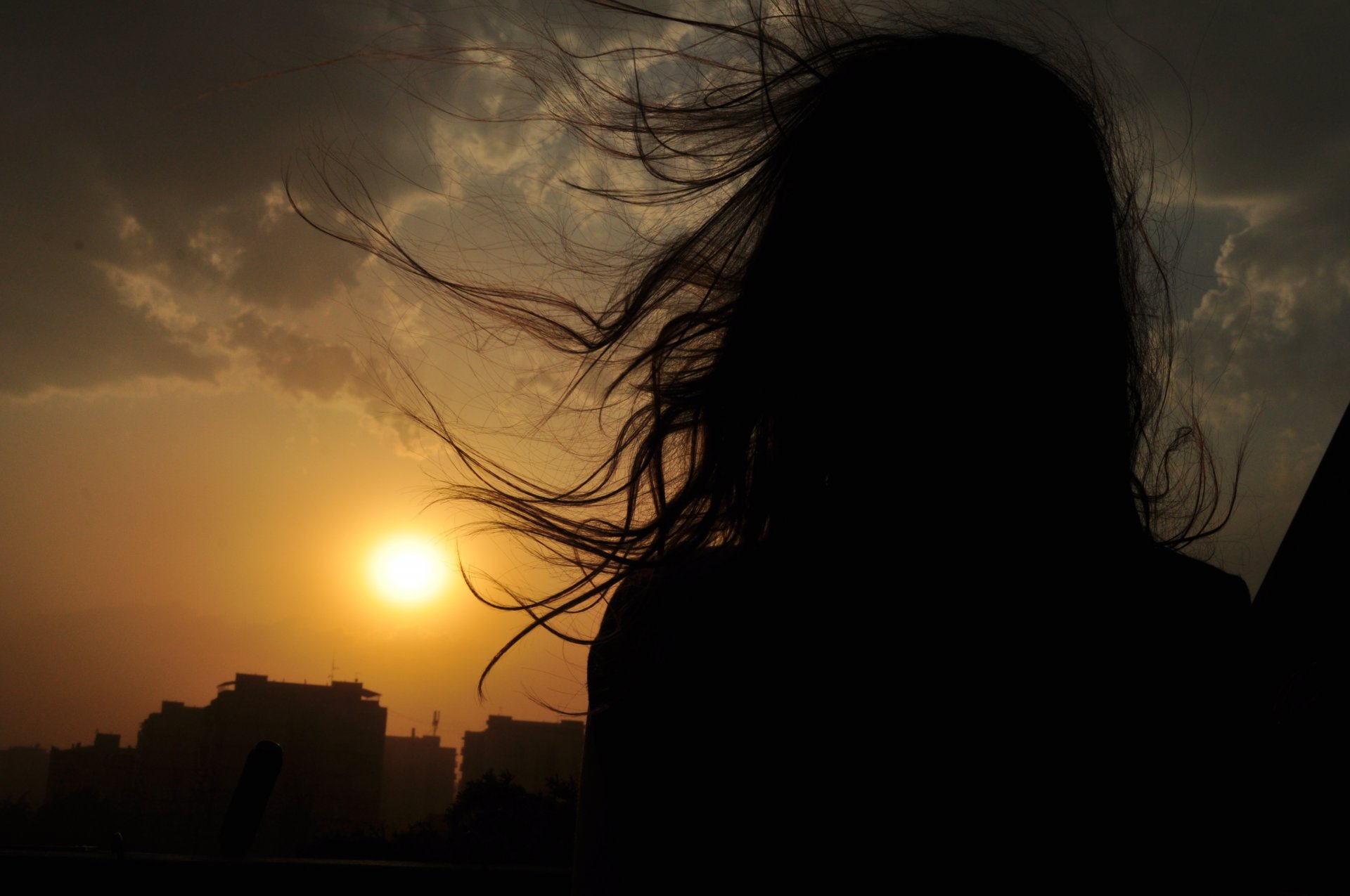 ragazza capelli vento paesaggio cielo tramonto