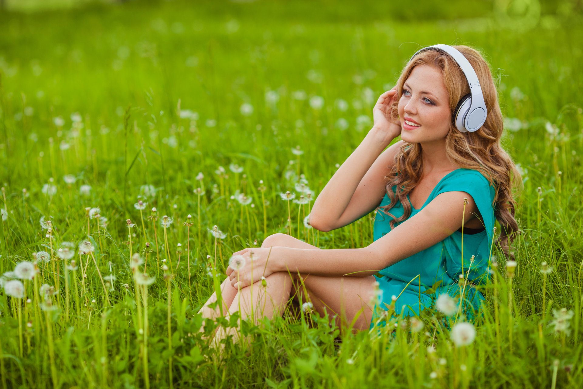 fille blonde herbe pissenlits fleurs casque sourire