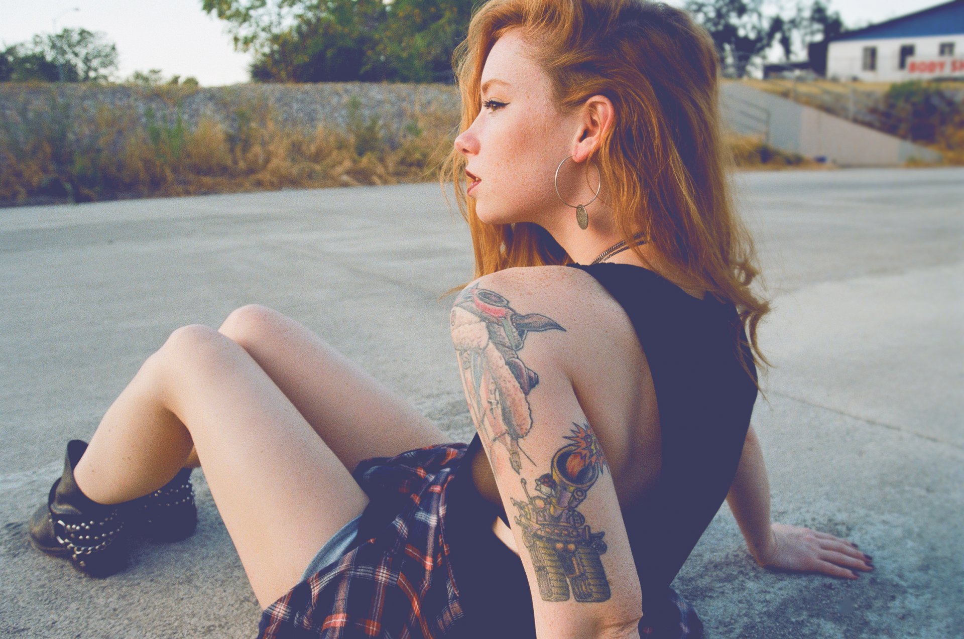 hattie watson modello ragazza donna habitat tatuaggio tatuaggio rossa orecchini seduta