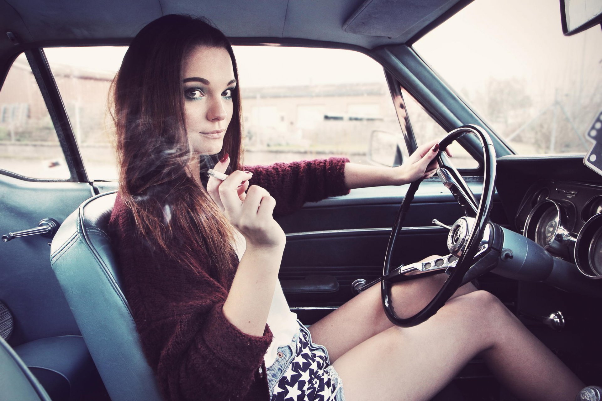 margot lorentz fille brunette cigarette voiture ford mustang