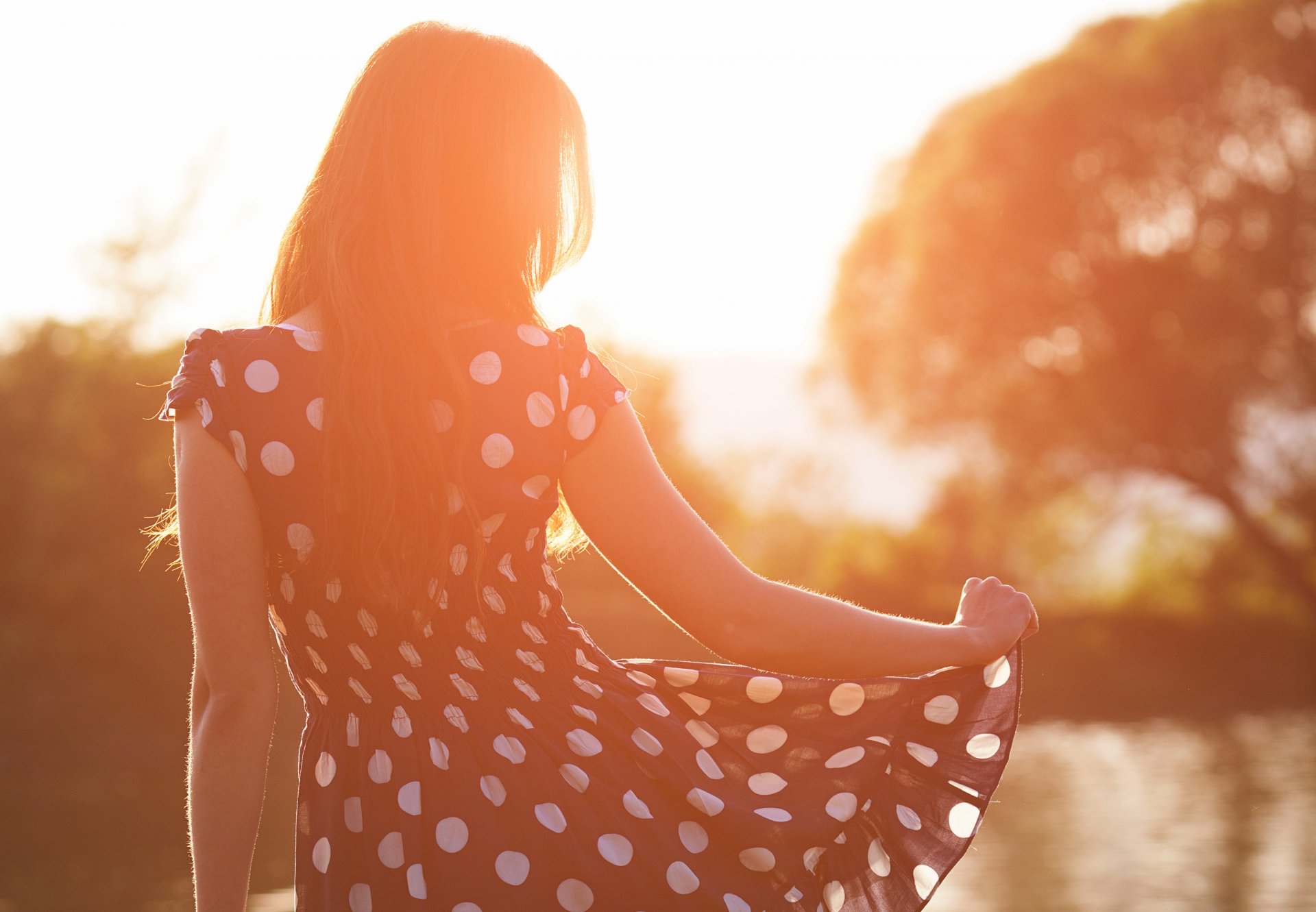 ragazza dai capelli neri sundress mattina fiume