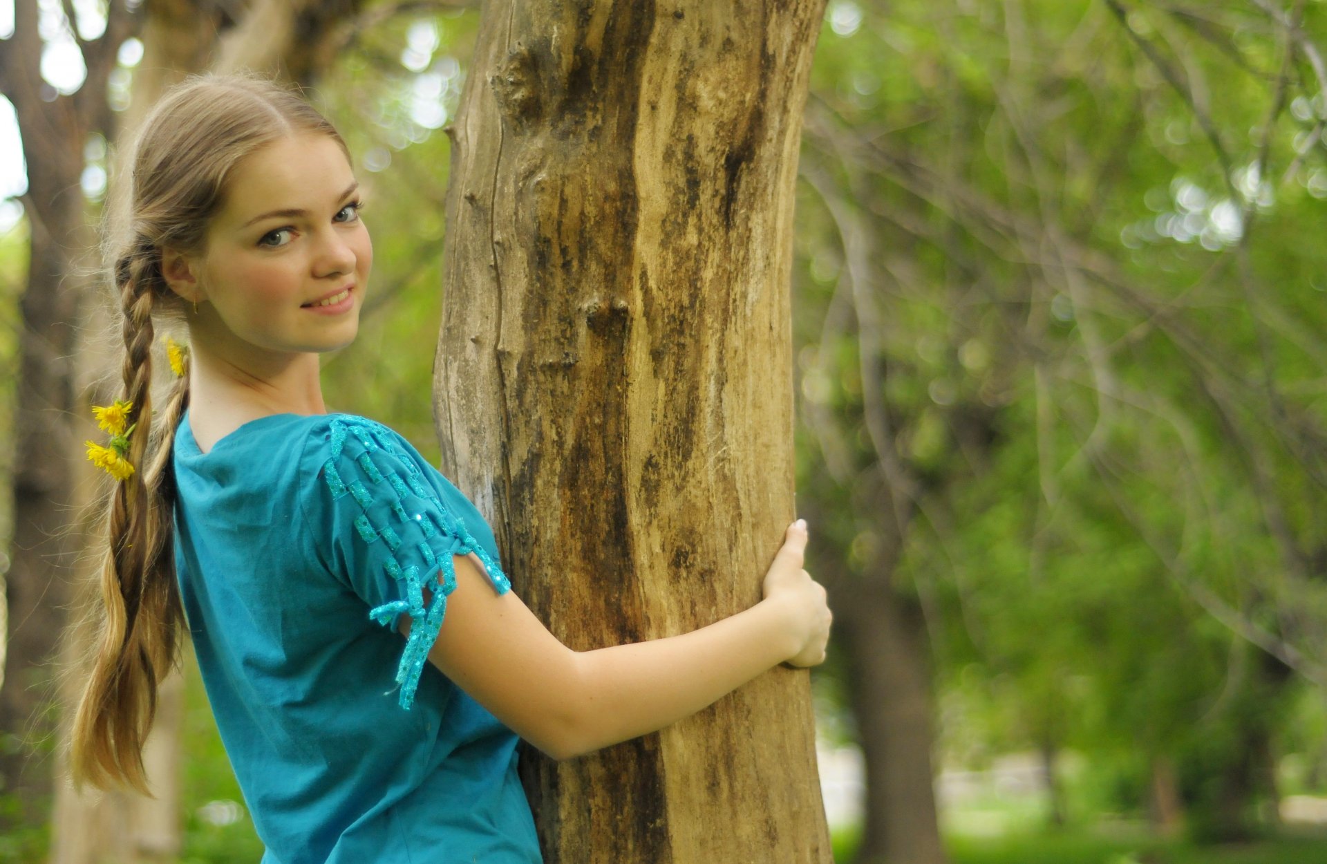 fille yeux gris blond tresses pissenlits arbre sourire