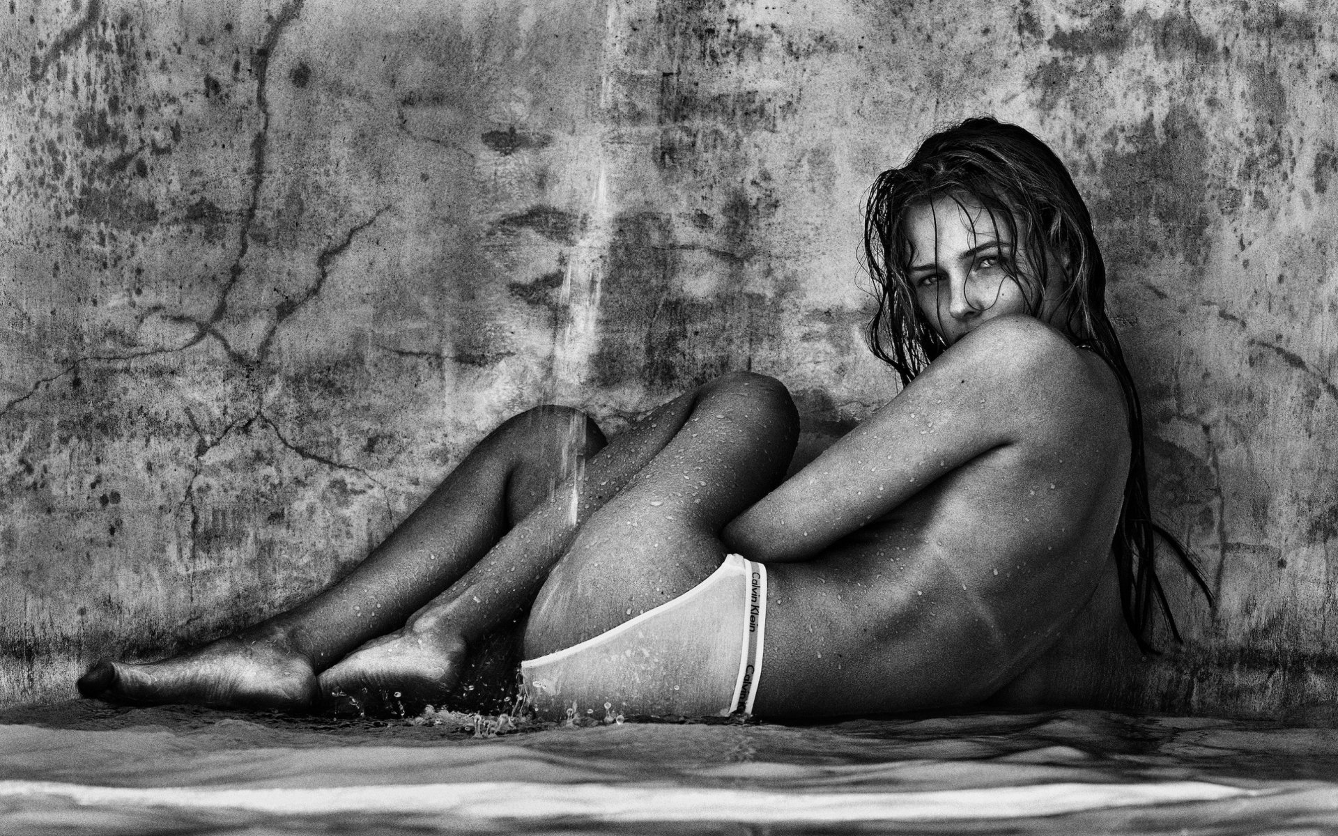 edita wilkevichute chica belleza modelo sexy sexy cara espalda culo piernas agua blanco negro fondo