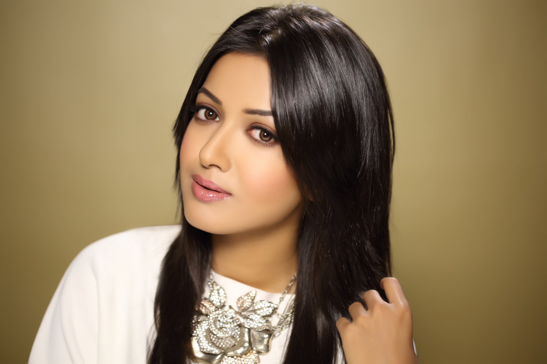 catherine tresa bollywood célébrité actrice modèle fille brunette jolie beauté visage yeux cheveux lèvres sourire sexy présenter indien beauté