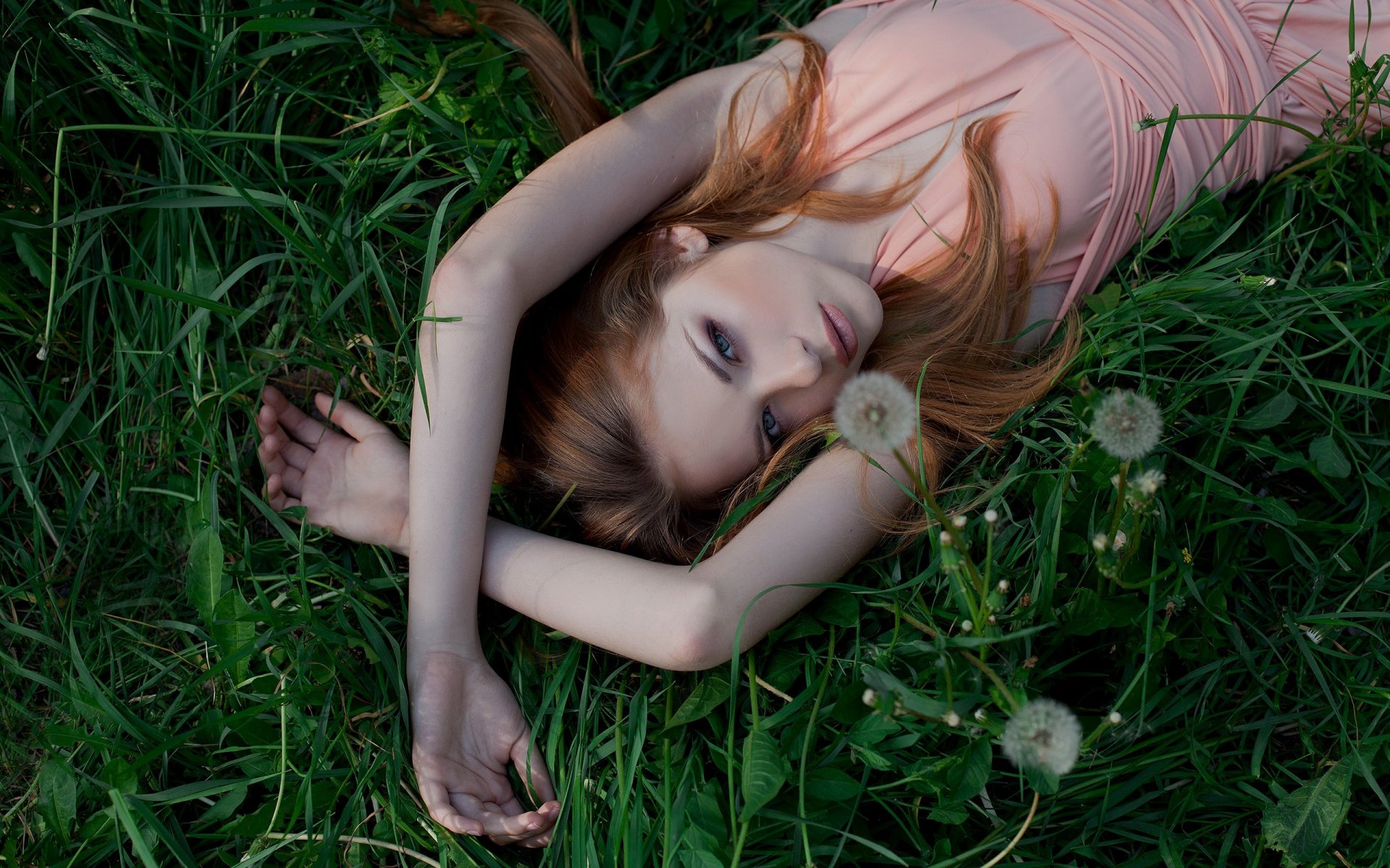 chica mirada lindo hierba dientes de león naturaleza rubia mujeres vestido al aire libre pose mentira lindo hermoso diente de león rubio representar mentir bonito