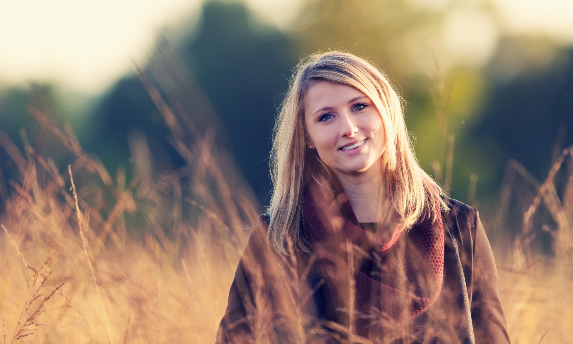 mädchen blond lächeln feld natur spaziergang