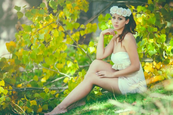 Fille dans une Couronne sur fond de nature