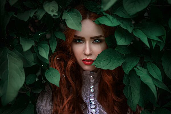 Rousse fille dans les feuilles