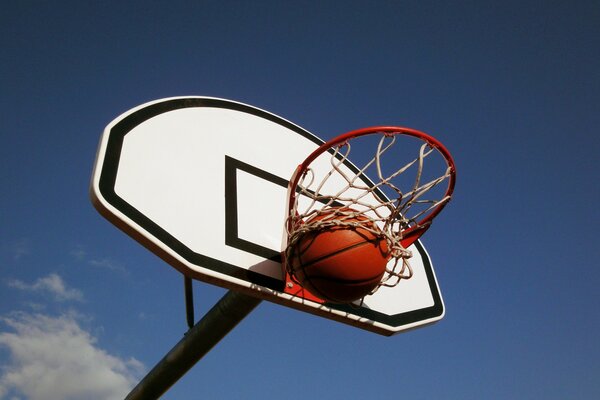 Canestro da basket con la palla al bersaglio