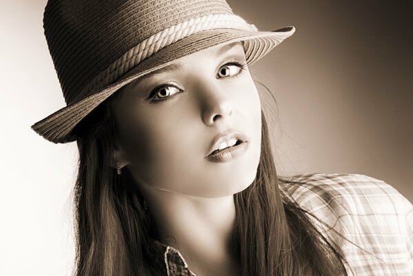 Fille dans un chapeau et une chemise sur une séance photo