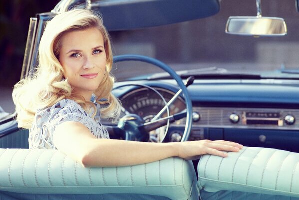 Reese Witherspoon Blondie en descapotable