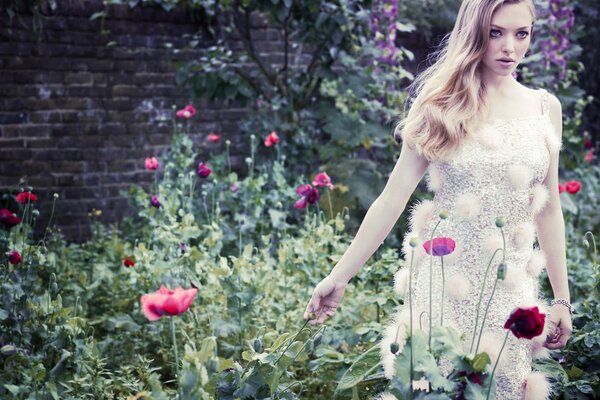 Amanda seyfird in Blumen