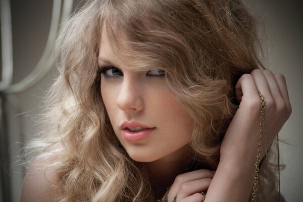 Taylor Swift espectacular rubia