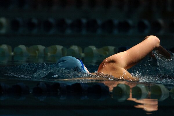 Schwimmer mitten in der Nacht im Pool