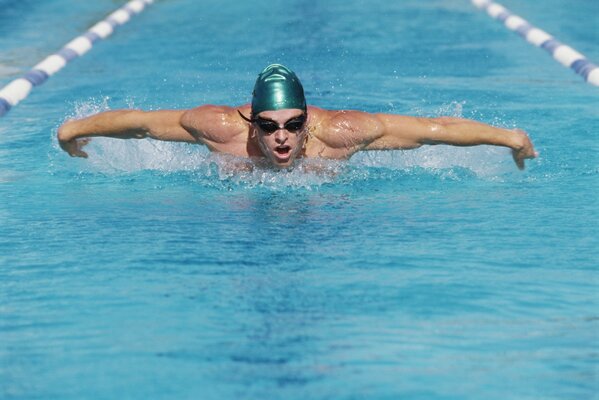 Schwimmer im Pool bei Wasserwettbewerben