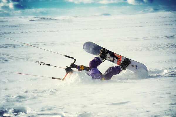 Atleta windsurfer manovra sulla neve