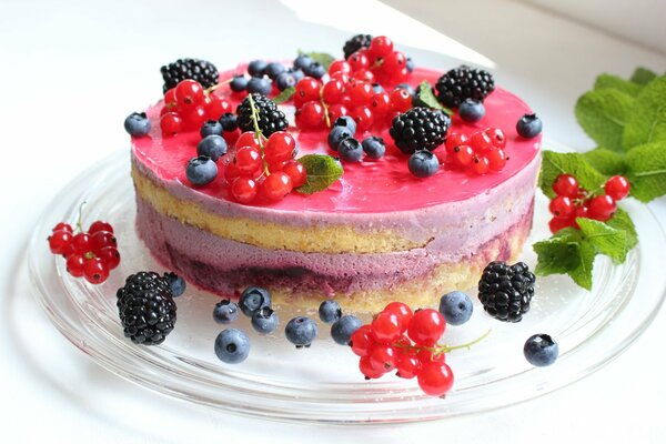 Grande torta con frutti di bosco estivi